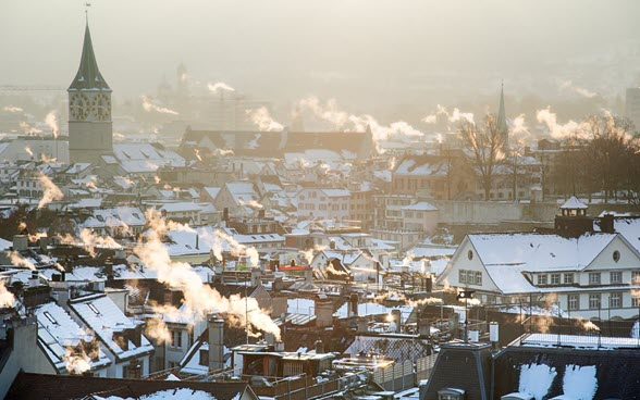 Ausblick auf eine Stadt mit verschneiten Dächern