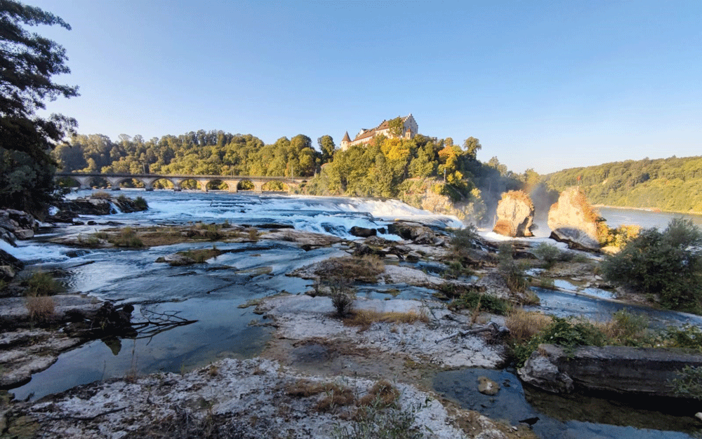 Am Rheinfall - hier am 22. Juli 2022 - fliesst nur noch unwesentlich mehr Wasser als im Hitzesommer 2018.