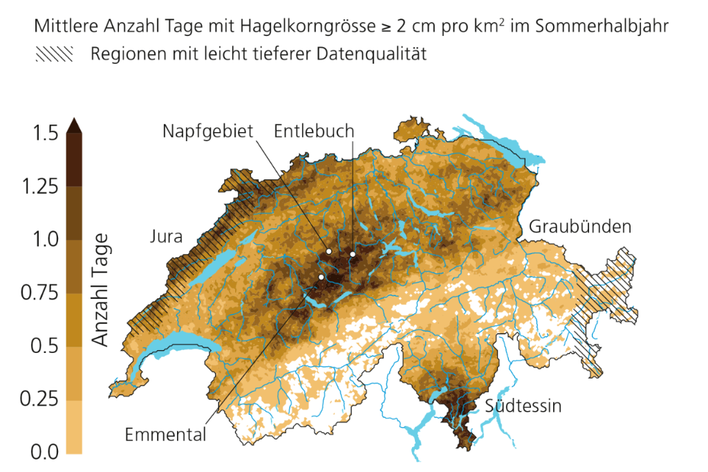 Mittlere Anzahl Tage mit Hagelkorngrösse ab 2 cm pro km2 im Sommerhalbjahr. Regionen mit leicht tieferer Datenqualität entlang des Juras und im östlichen Graubünden. 