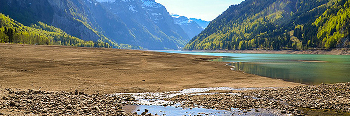 Ein beinahe ganz ausgetrockneter See in den Alpen.