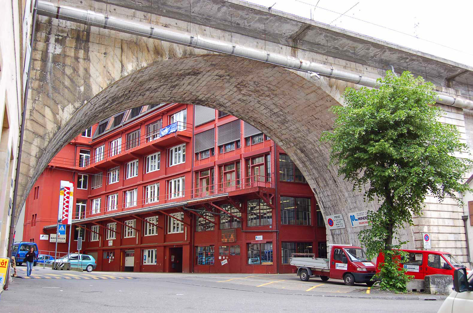 Die Brücke Berthier liegt vor einer roten Fabrik