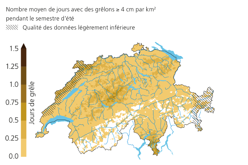 Nombre moyen de jours avec des grêlons  à partir de 4 cm par km2 pendant le semestre d’été. Qualité des données légèrement inférieure le long du Jura et dans l'est des Grisons.