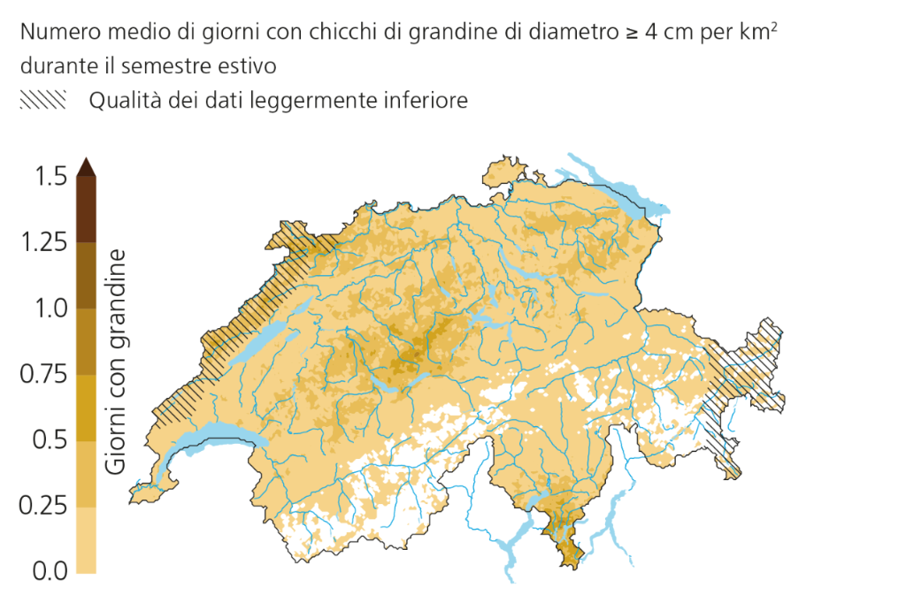 Numero medio di giorni con chicchi di grandine di diametro di almeno 4 cm per km2 durante il semestre estivo. Qualità dei dati leggermente inferiore lungo il Giura e nei Grigioni orientali.