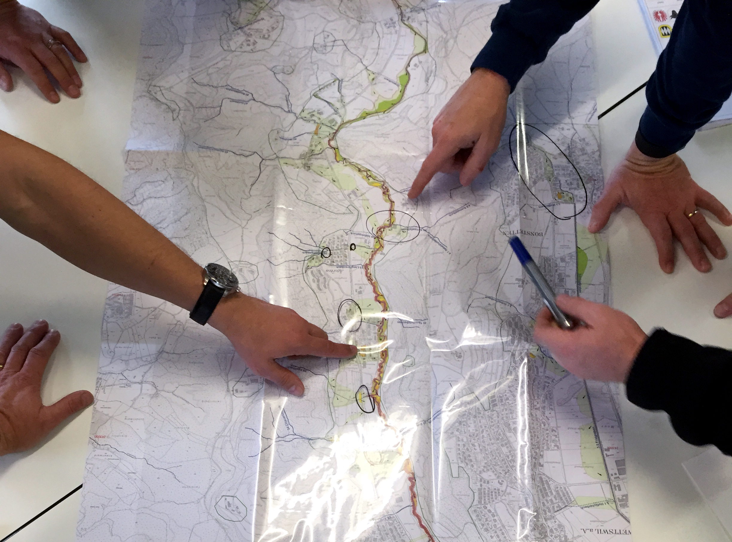  I partecipanti al corso indicano una mappa.